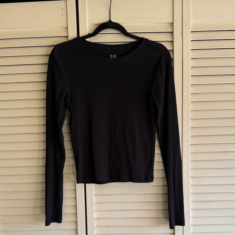 GAP Women’s Black Long-Sleeve Cropped Crew Tee